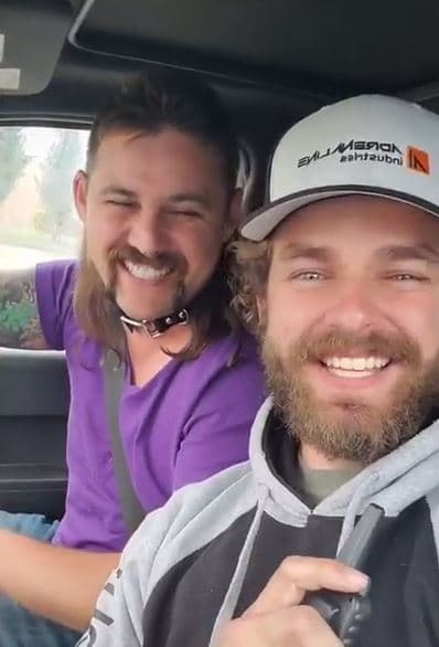 Le pone el collar eléctrico a su cuñado